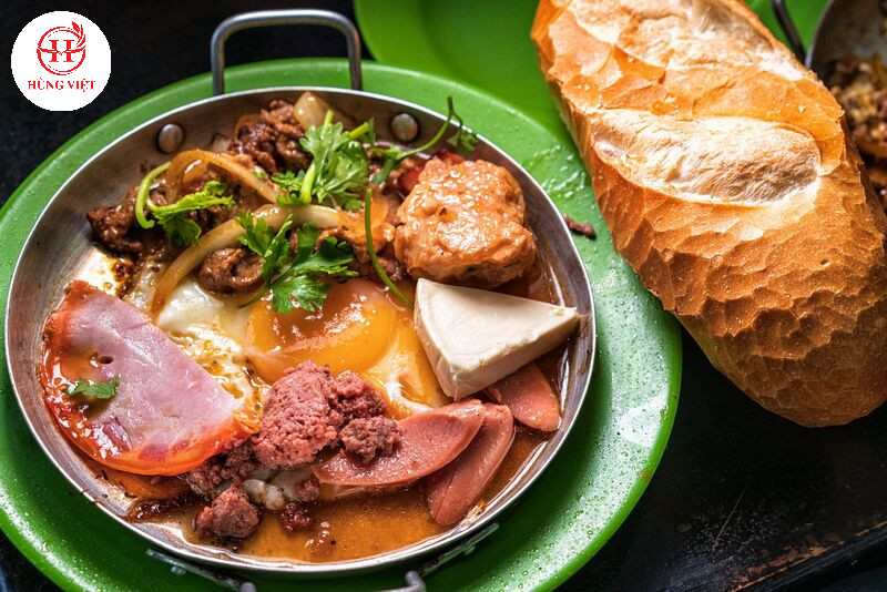 Món bánh mì chảo xíu mại hấp dẫn với trứng ốp la và rau ăn kèm