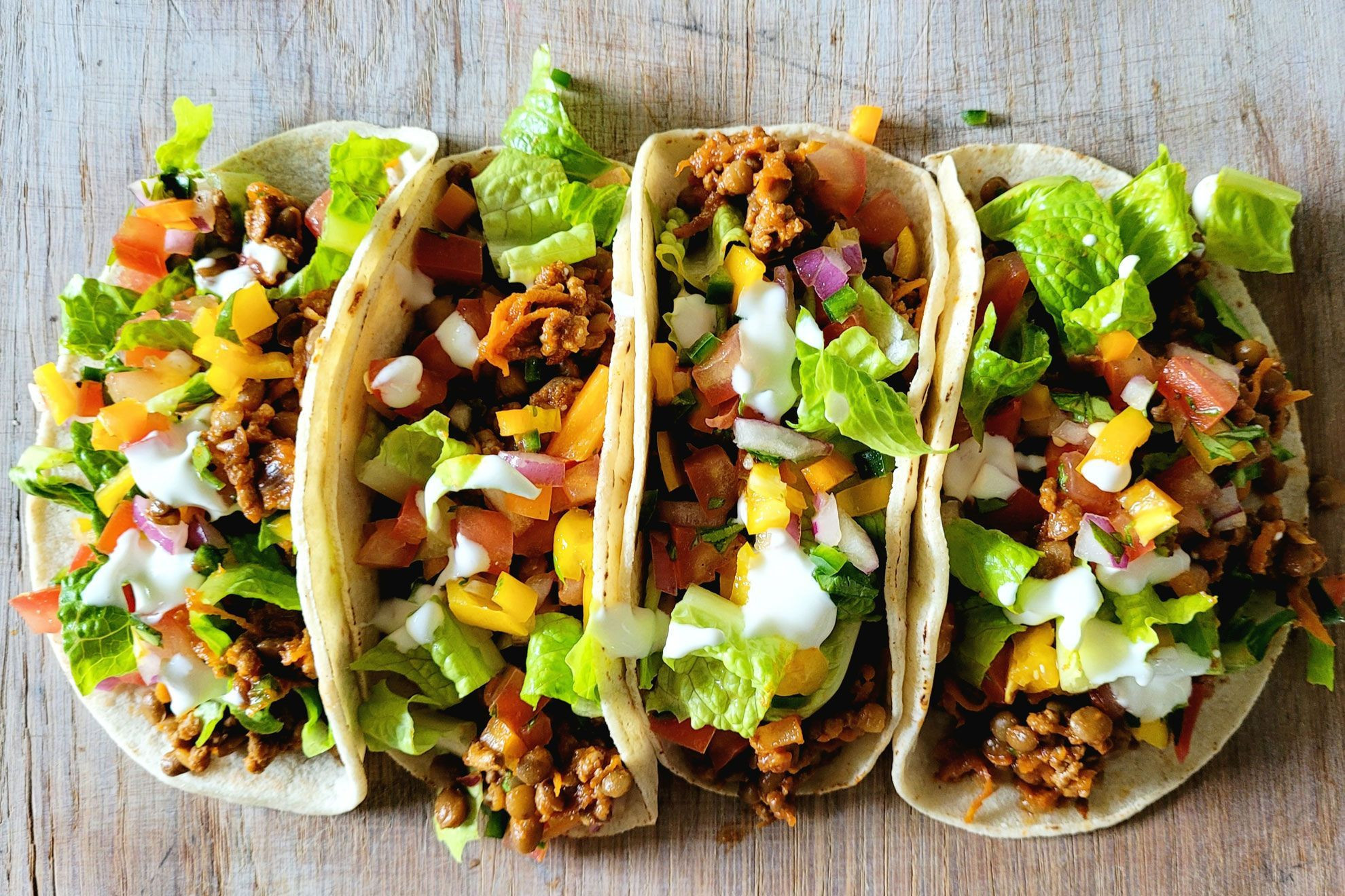 Món bánh tacos lành mạnh với nhiều rau xanh và vỏ bánh tự làm