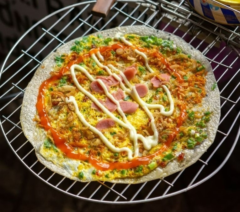 Món bánh tráng nướng nóng hổi đầy màu sắc với topping hấp dẫn