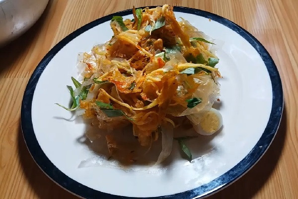 Món bánh tráng trộn Tây Ninh đủ màu sắc, hấp dẫn