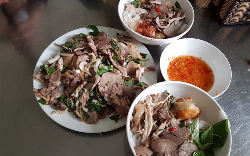Món bánh ướt lòng gà thơm ngon và chất lượng tại quán Thu Phương