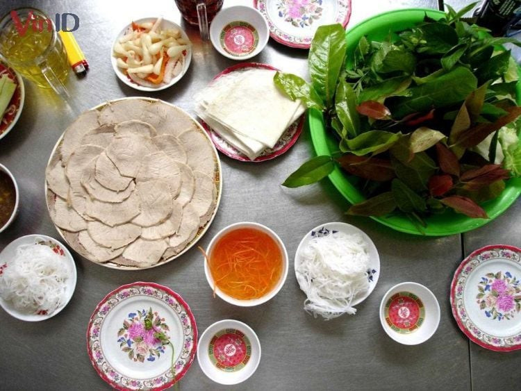 Món cuốn với bánh tráng pháng phơi sương tươi ngon hấp dẫn