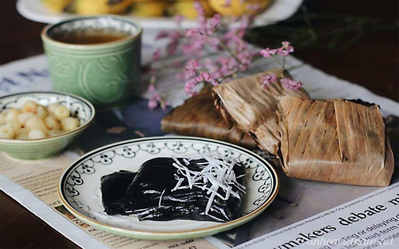 Một chiếc bánh gai đã bóc vỏ, sẵn sàng để thưởng thức, thể hiện độ hấp dẫn của món bánh