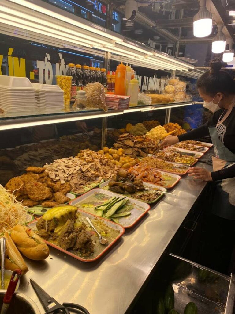 Một chiếc bánh mì Ngọc Hà nóng hổi, chứa đựng đủ loại nhân phong phú, hấp dẫn.