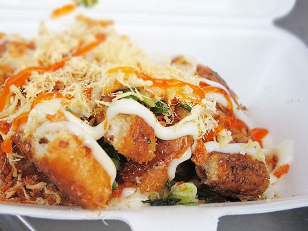 Một chiếc bánh mì nướng muối ớt Cô Lành với nhân đa dạng và sốt đặc trưng