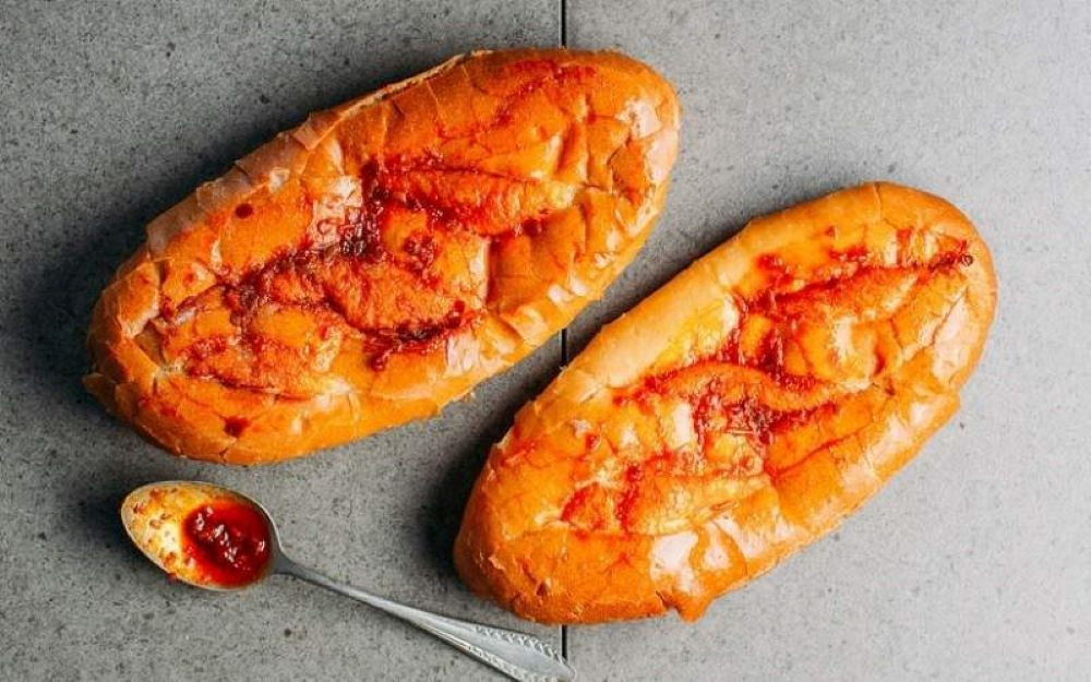 Một chiếc bánh mì nướng muối ớt Lâm Anh với các loại topping đa dạng