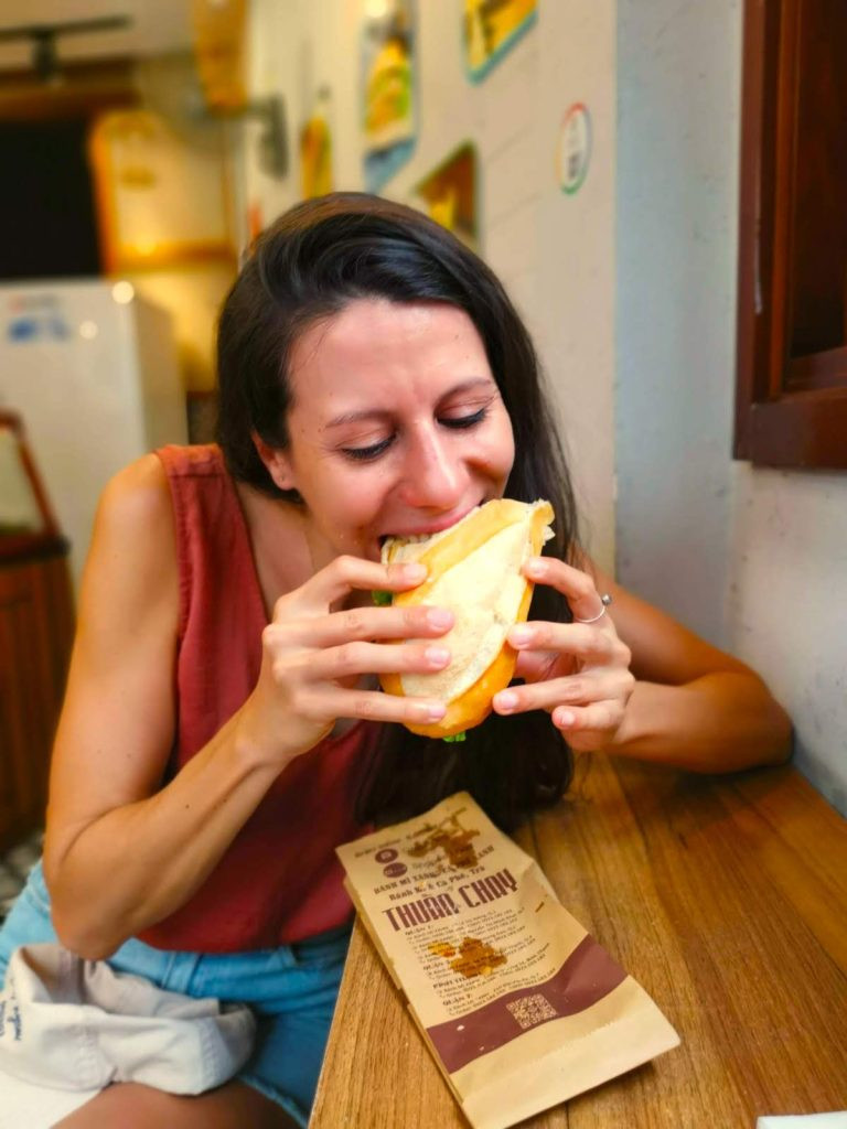 Một chiếc bánh mì thuần chay thơm ngon được thưởng thức tại TP. Hồ Chí Minh, cho thấy sự đa dạng của ẩm thực bánh mì Việt Nam.