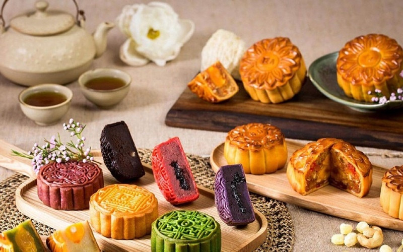 Một chiếc bánh trung thu vàng óng trên đĩa, câu hỏi về bánh trung thu bao nhiêu gam