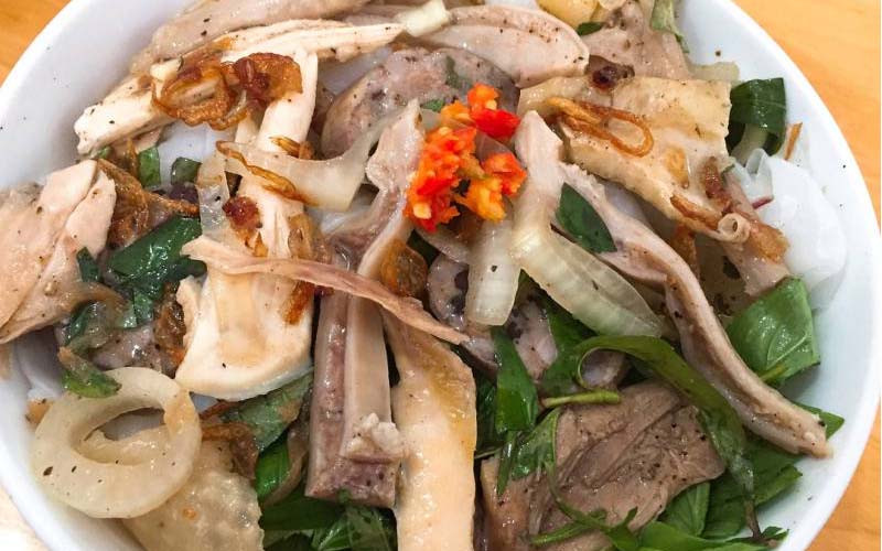 Một đĩa bánh ướt lòng gà đầy đặn và hấp dẫn tại quán Long Đà Lạt