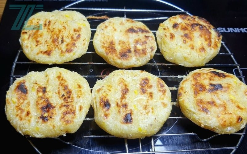 Một lát bánh khoai mì nướng với lượng calo cần cân nhắc.