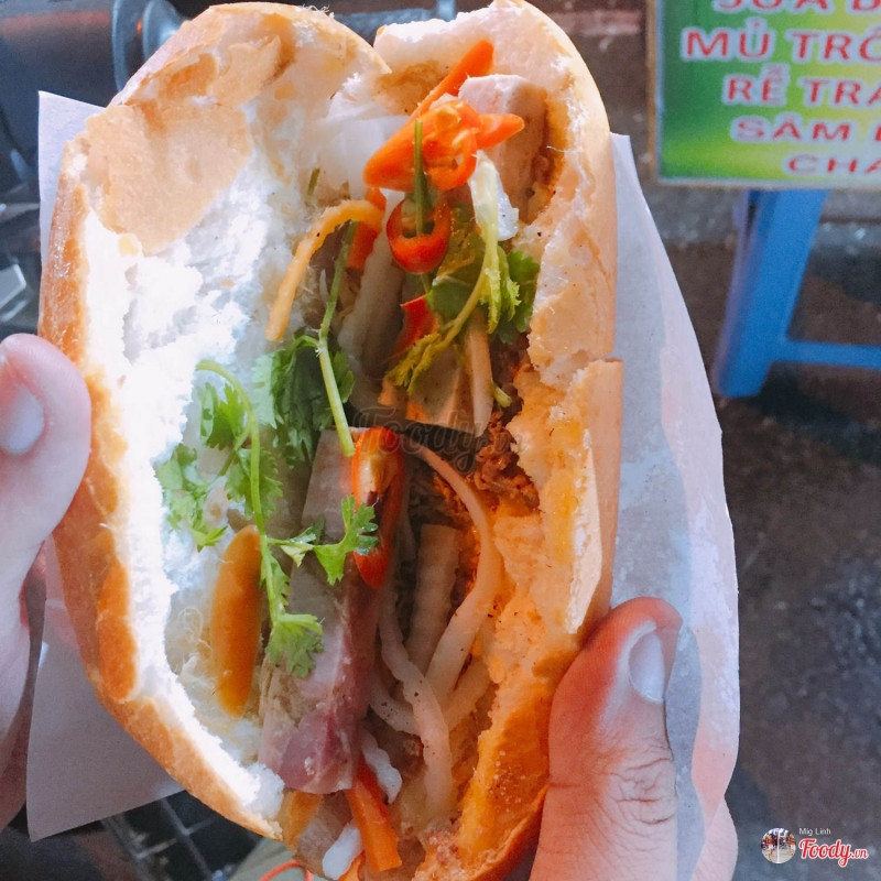 Một ổ bánh mì Ba Cô với nhân đa dạng và vỏ bánh giòn rụm tại Ninh Kiều