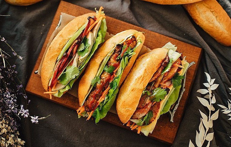 Một ổ bánh mì thịt đầy đặn, phân tích 100g bánh mì không bao nhiêu calo khi kết hợp các loại nhân