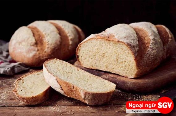 Một ổ bánh mì vàng giòn chuẩn bị cho bữa sáng