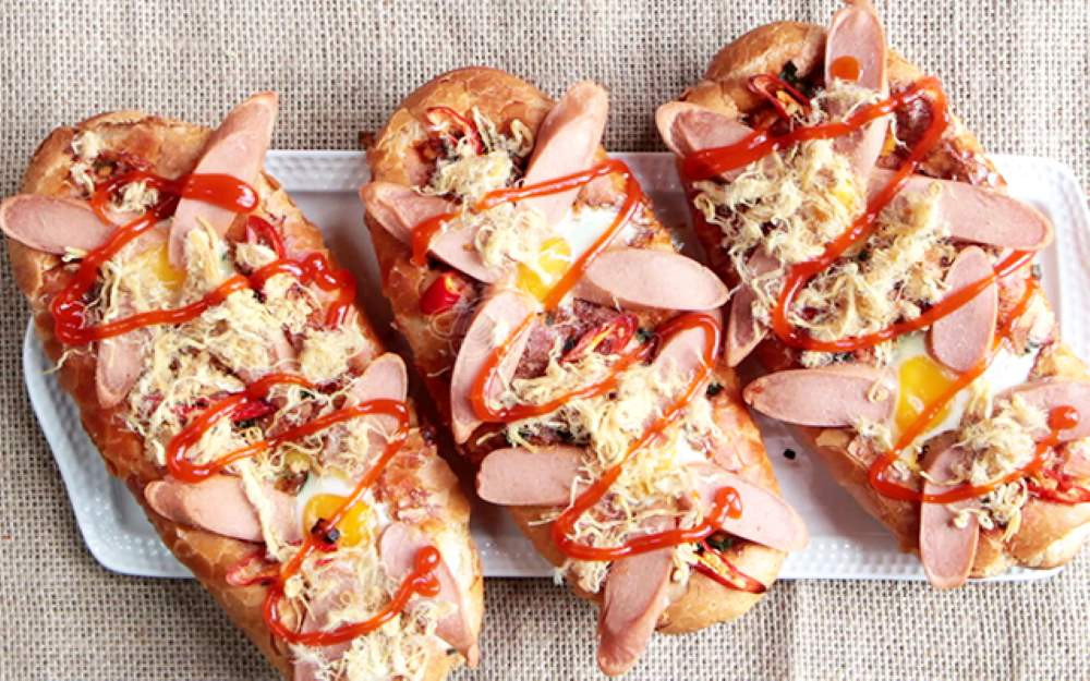 Một phần bánh mì nướng muối ớt Ngọc Yến với nước sốt đặc trưng