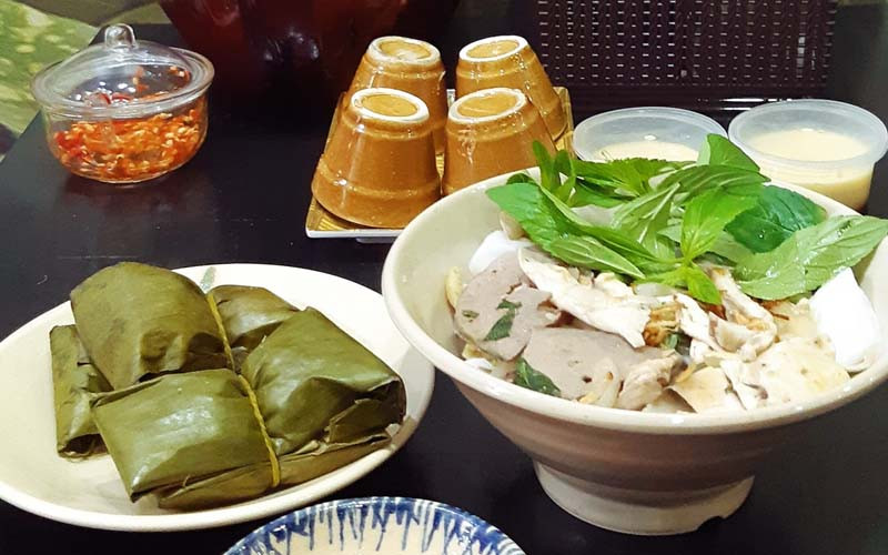 Một phần bánh ướt lòng gà đầy đủ topping và rau thơm
