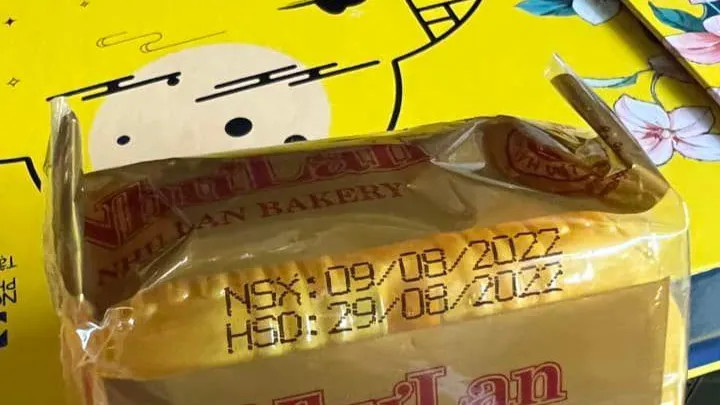 nấm mốc trên bánh trung thu với màu sắc bất thường, dấu hiệu hư hỏng