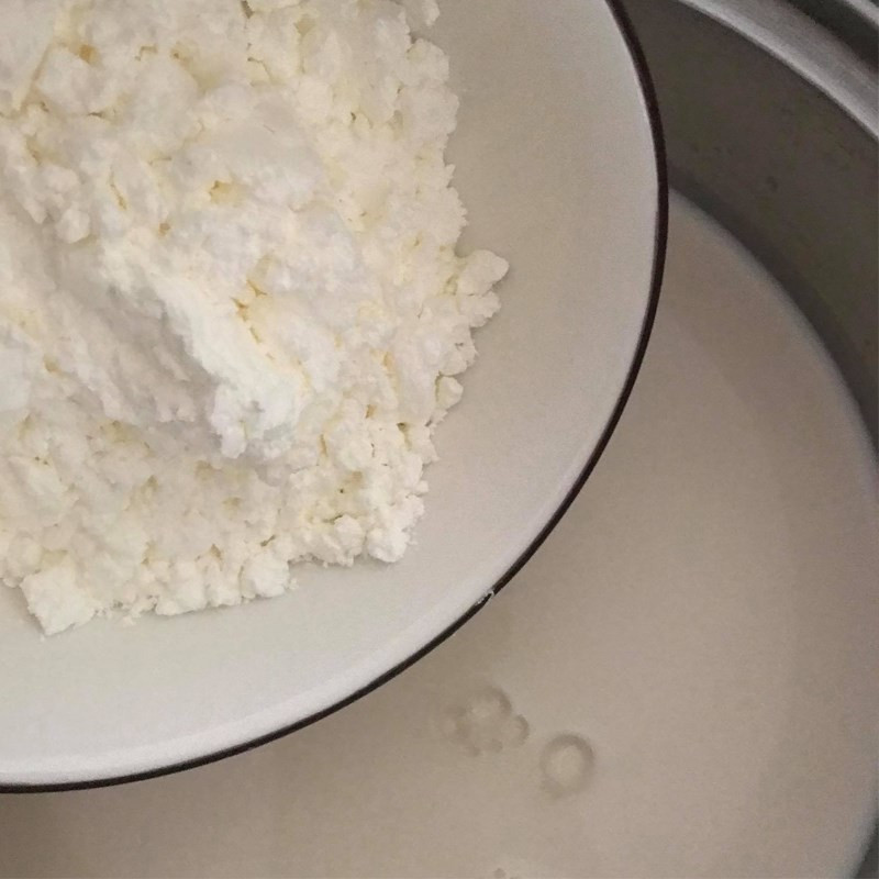 Nấu hỗn hợp bột với sữa cho bánh sữa tươi chiên giòn