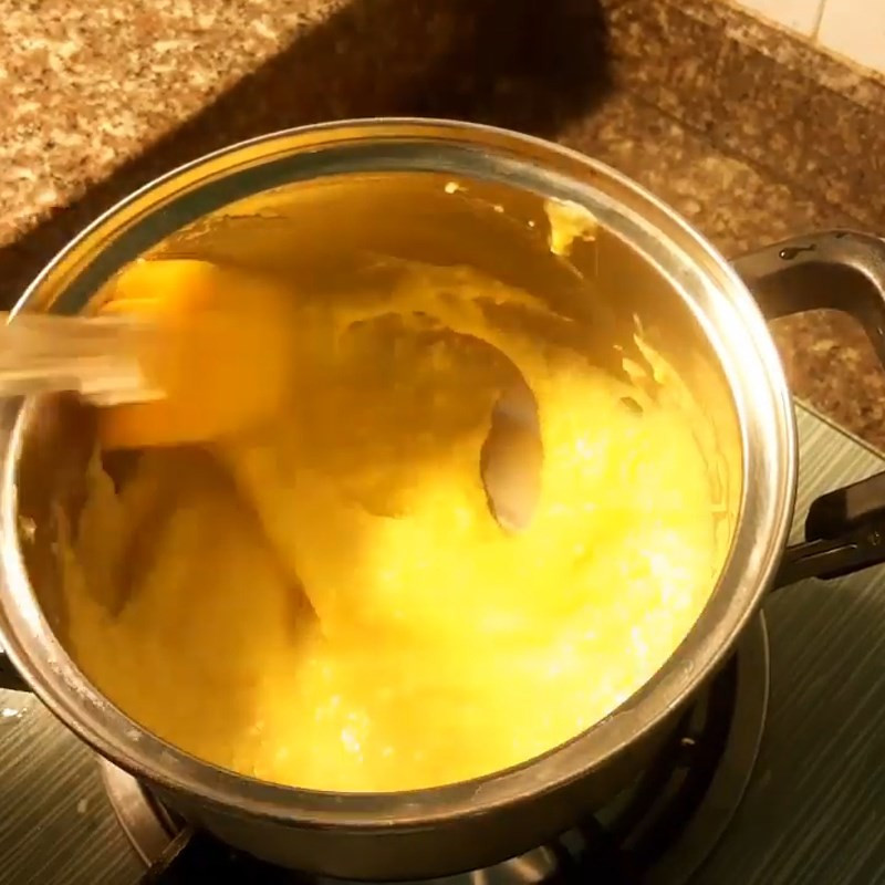 Nấu nhân kem sữa cho bánh su kem chiên sánh mịn