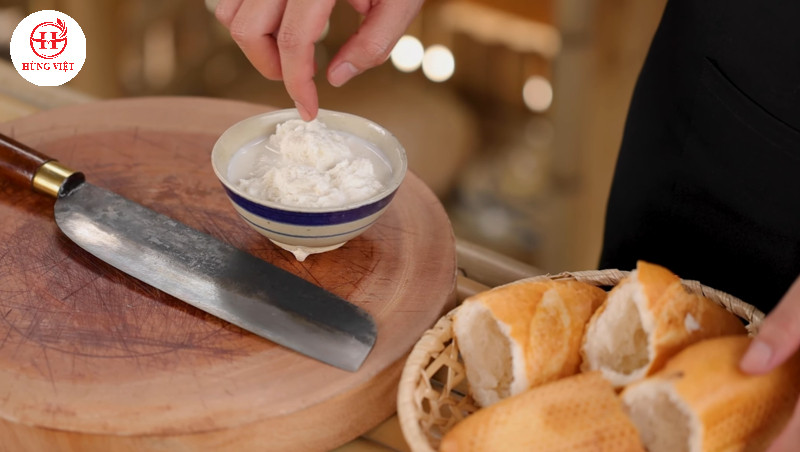 Ngâm bánh mì với sữa tươi không đường để làm nhân xíu mại