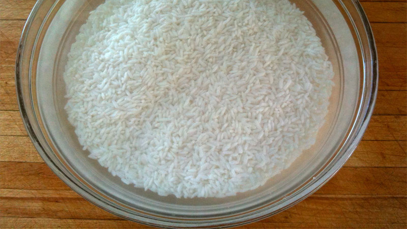 Ngâm hạt nếp với nước tro tàu để làm bánh dẻo ngon
