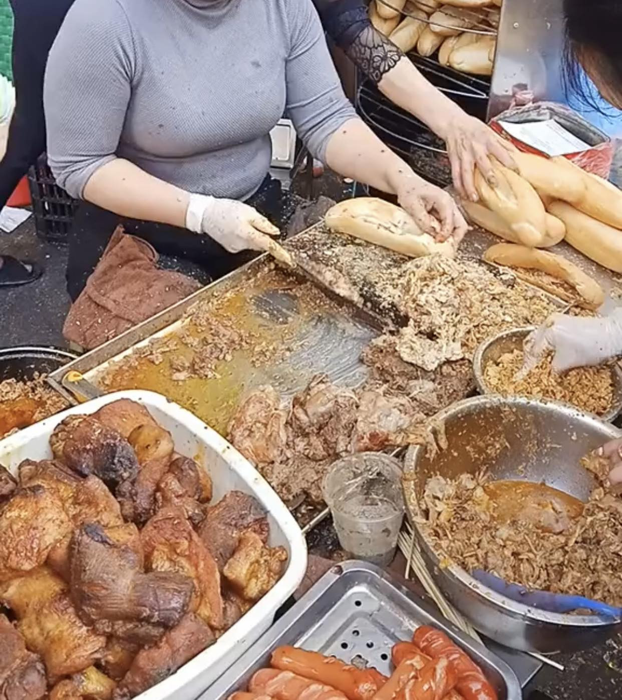 Người dân Nam Định xếp hàng dài chờ mua bánh mì chân cầu Đò Quan