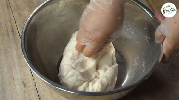 Người đang nhào bột làm vỏ bánh bao