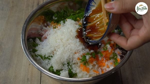Người đang nhồi nhân bánh bao