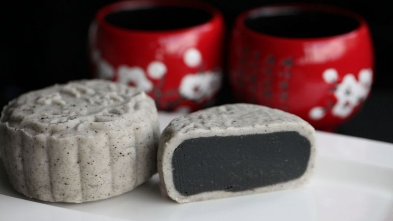 Người phụ nữ lo lắng về cân nặng khi ăn bánh trung thu, liên quan đến trọng lượng bánh