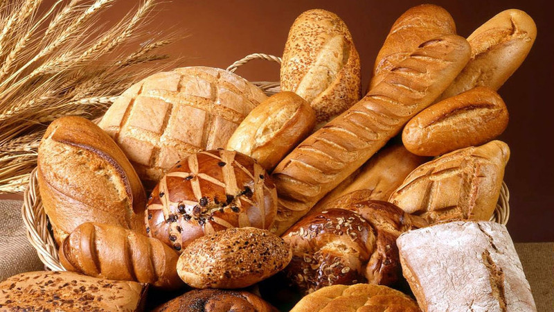 Người phụ nữ thưởng thức bánh mì kẹp thịt vào bữa sáng