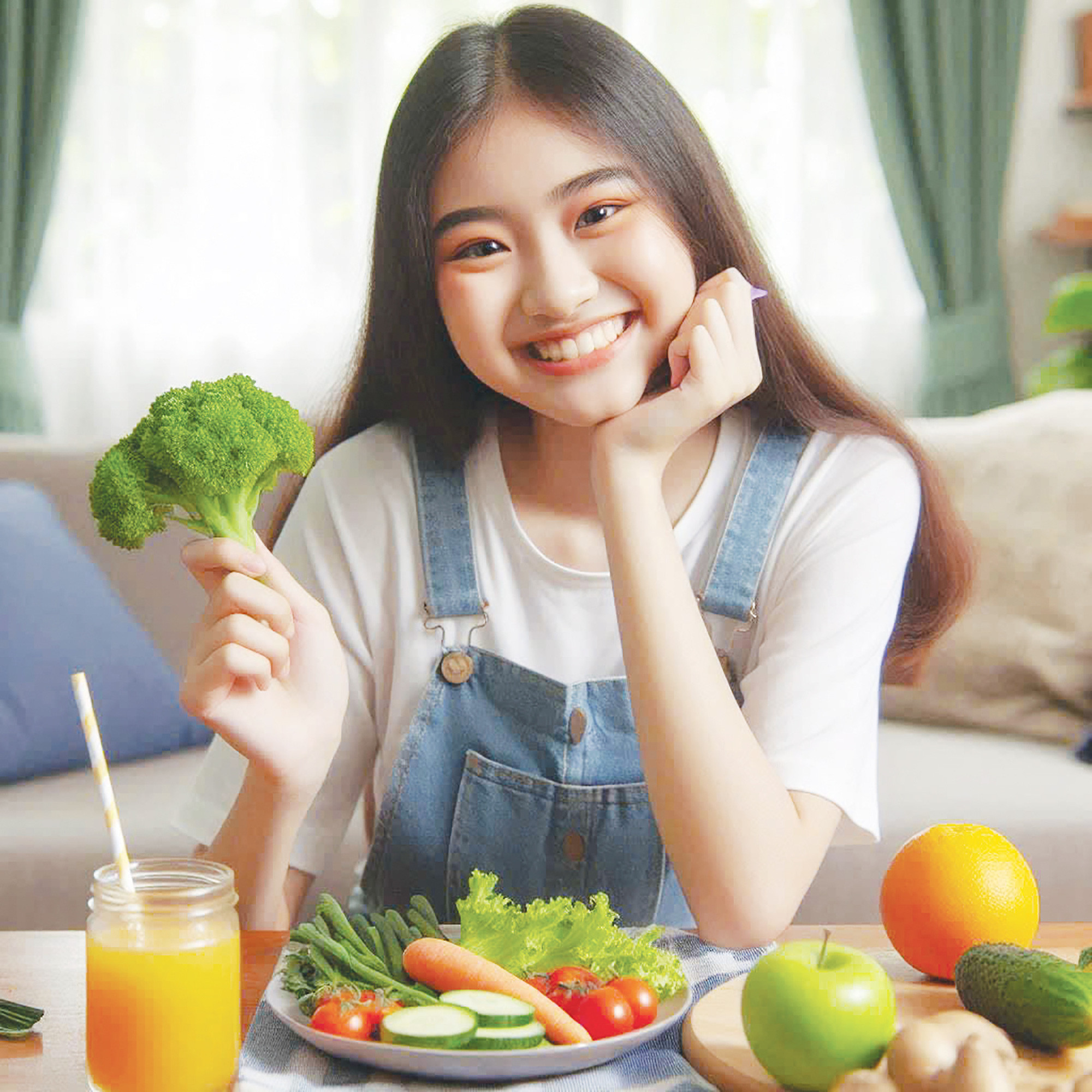 Người phụ nữ uống nước, minh họa các thói quen tốt giúp cải thiện trí nhớ và sức khỏe não bộ