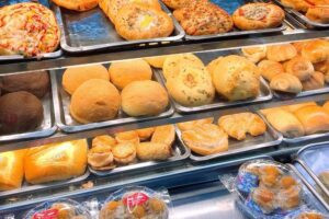Người thợ bánh trang trí bánh kem tỉ mỉ thể hiện sự sáng tạo và kỹ năng chuyên nghiệp trong ngành làm bánh