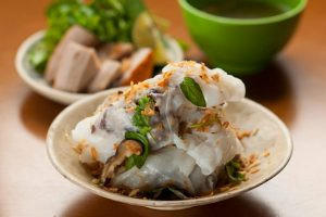 Người thợ đang tráng bánh cuốn bằng nồi hơi chuyên dụng, đảm bảo độ mỏng và dai của vỏ bánh