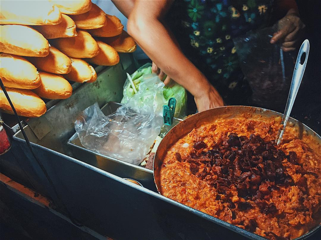 Nguyên liệu bánh mì dân tổ tươi ngon chuẩn bị phục vụ