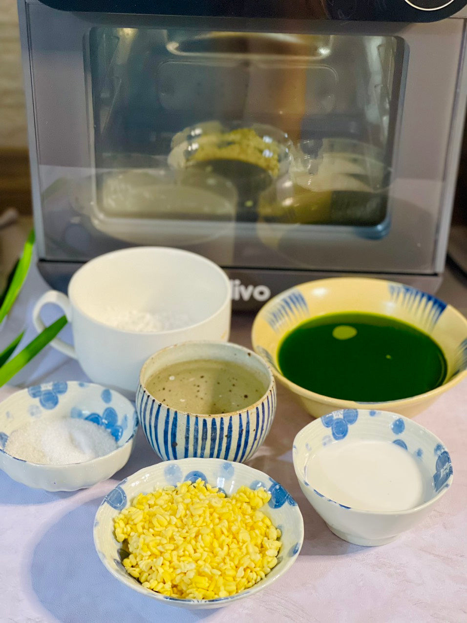 Nguyên liệu cần thiết để làm bánh da lợn với nước cốt dừa, lá dứa, đậu xanh