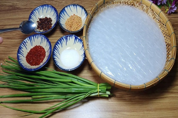 Nguyên liệu đầy đủ cho cách làm bánh tráng trộn mỡ hành ở nhà