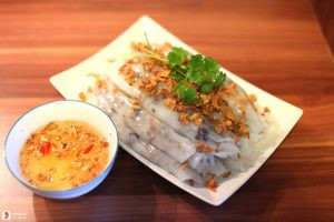 Nguyên liệu làm bánh cuốn nóng bao gồm gạo, thịt, mộc nhĩ và các gia vị cần thiết