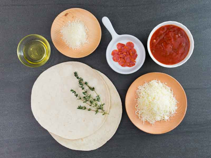 nguyên liệu làm bánh pizza xúc xích có sẵn đế, bao gồm đế bánh, xúc xích, phô mai và rau củ tươi