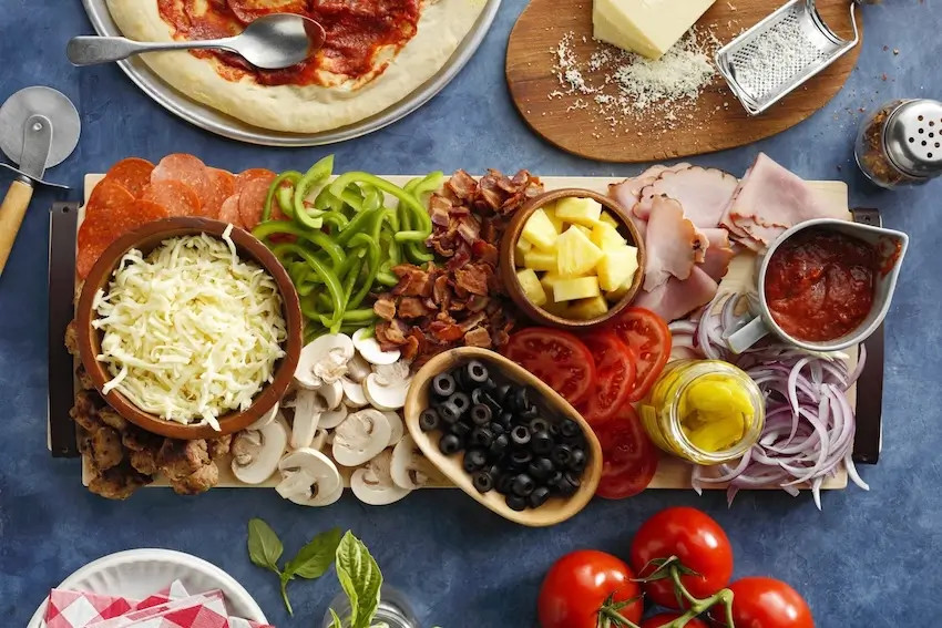 Nhân bánh pizza thập cẩm đầy màu sắc