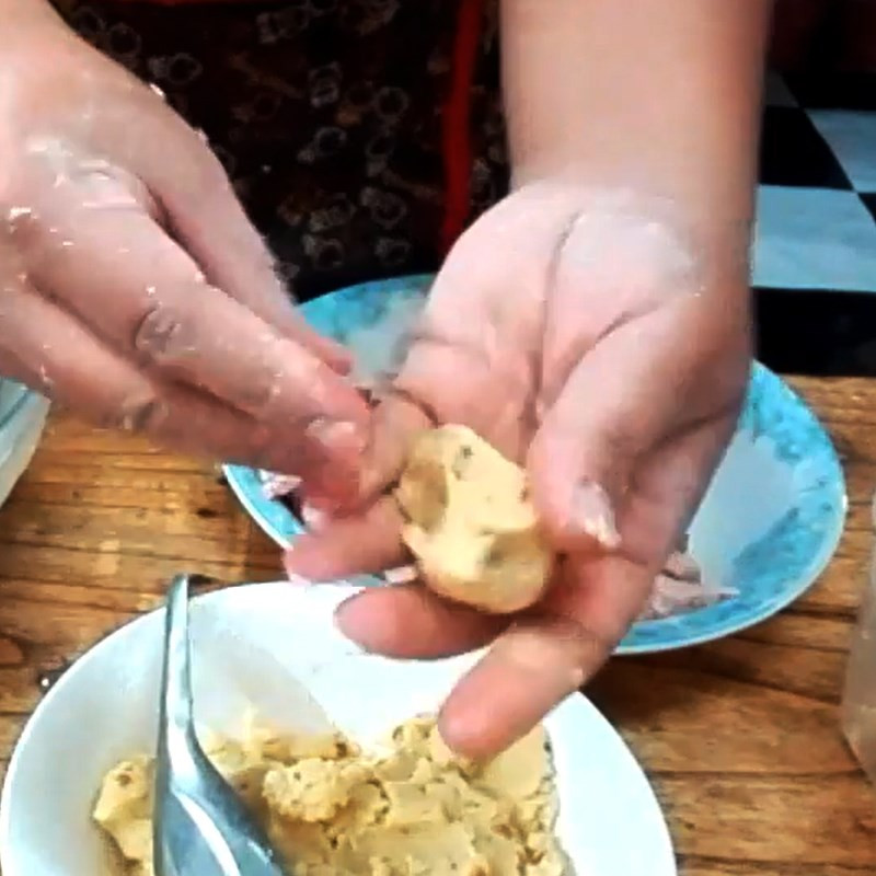 Nhân bánh sắn tươi hấp đang được tạo hình với đậu xanh và thịt ba chỉ