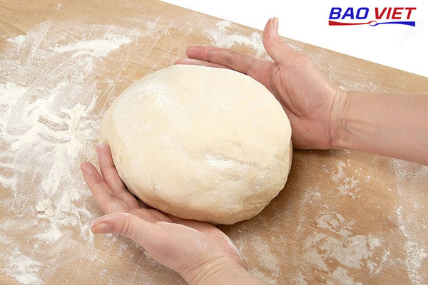 Nhào bột làm bánh bao chay bằng tay