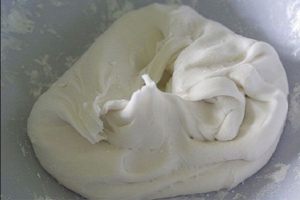 Nhào bột lọc dẻo mịn làm bánh canh tại nhà