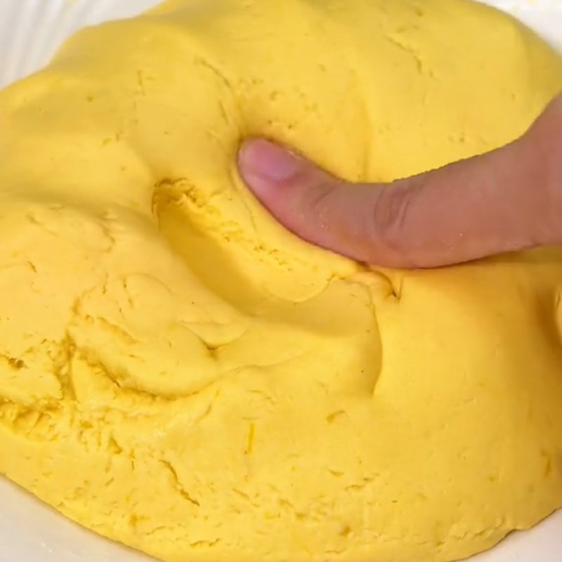 Nhào bột năng và bí đỏ để làm bánh bí đỏ giòn dai