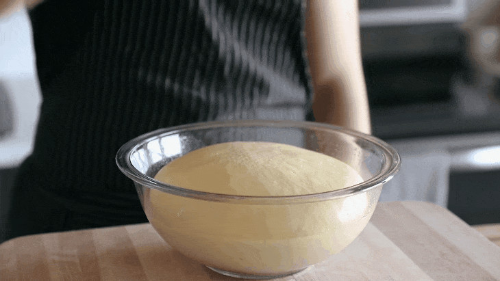 Nhào và vê tròn bột bánh hamburger