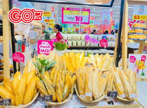 Nhiều loại bánh mì nguyên cám và bánh dinh dưỡng trên kệ