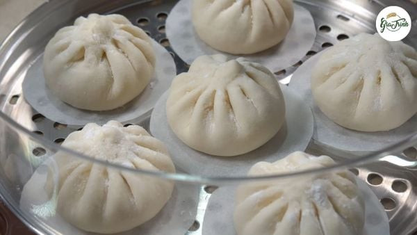 Những chiếc bánh bao thơm ngon trên đĩa