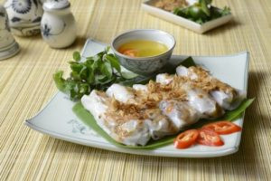 Những chiếc bánh cuốn nóng hổi, trắng ngần vừa được hấp chín tới, sẵn sàng để phục vụ