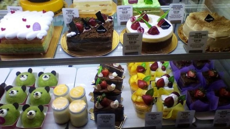Những chiếc bánh mì và bánh ngọt tươi mới đặc trưng của BreadTalk Bakery, tiệm bánh kem quận 7