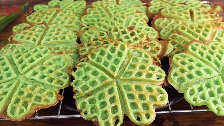 Những chiếc bánh tổ ong lá dứa màu xanh tự nhiên, thơm mát và hấp dẫn