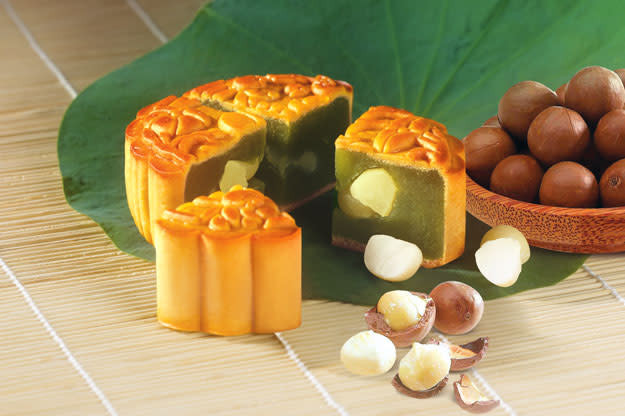 Những chiếc bánh trung thu nướng truyền thống hoàn thiện sau quy trình làm bánh trung thu thuyết minh