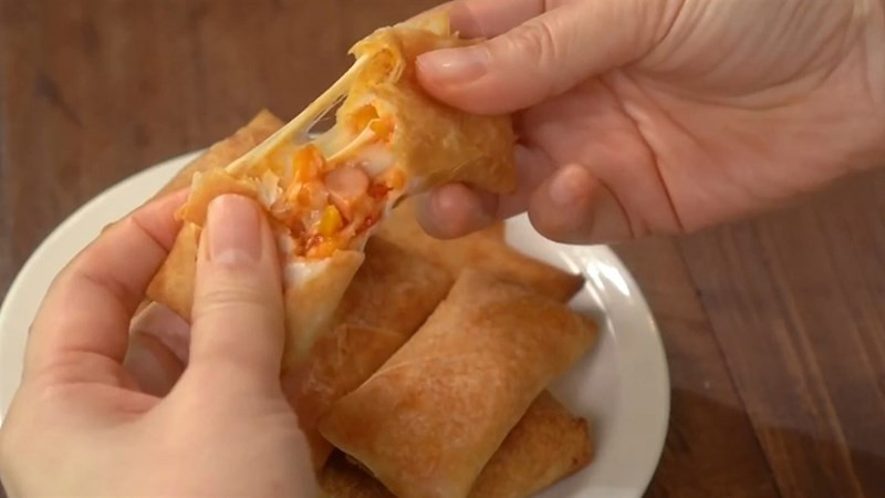 Những chiếc pizza cuộn nhân phô mai xúc xích hấp dẫn